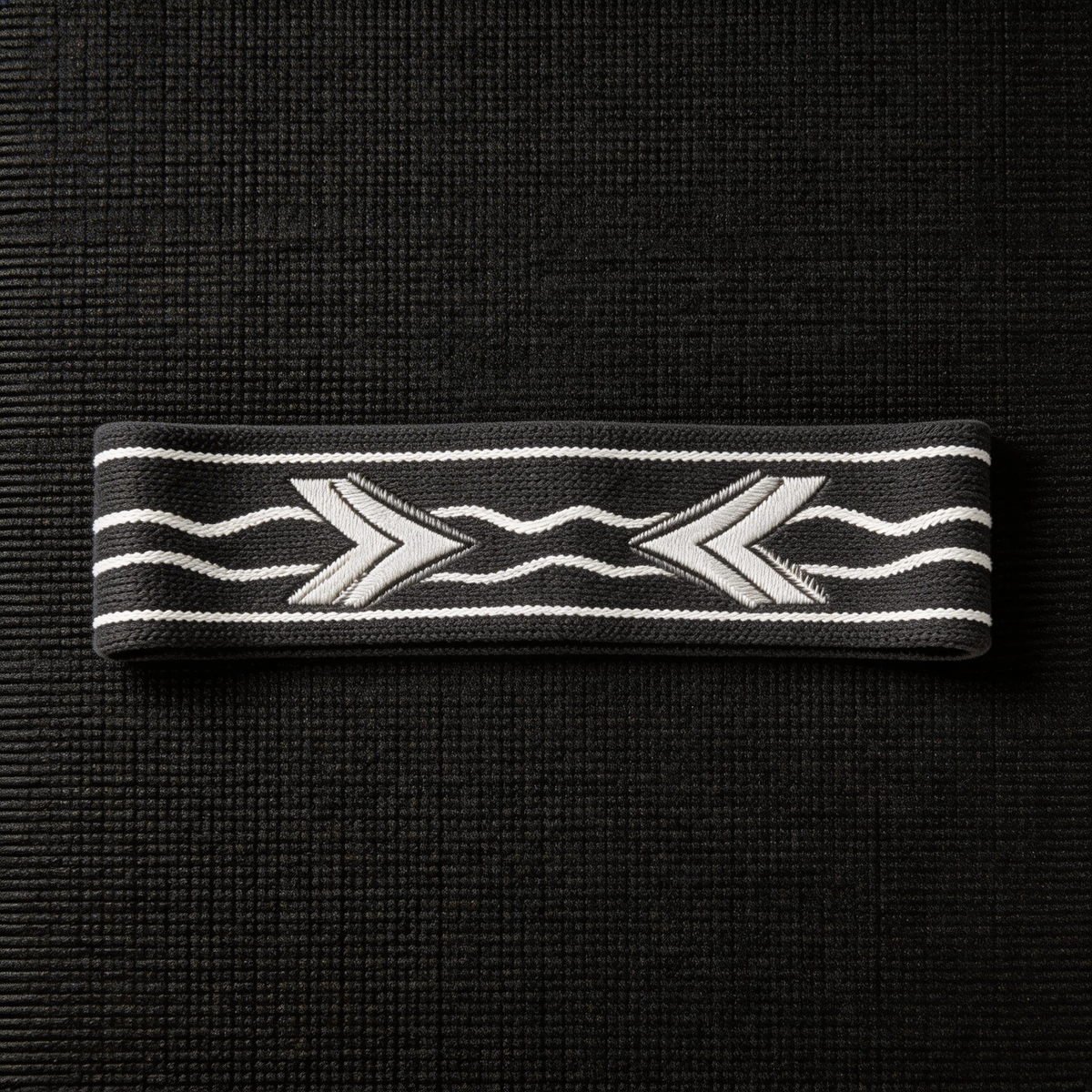 Bold Black & White Waves Yoga Headband – Comfortable Fit for Active Women  Product Features: