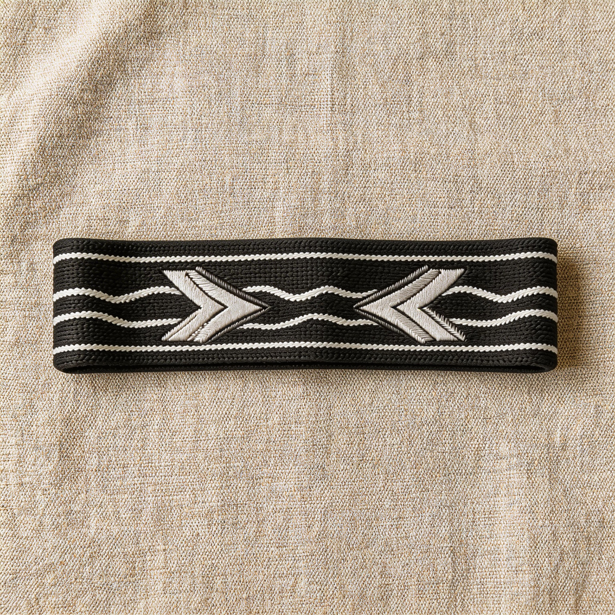 Bold Black & White Waves Yoga Headband – Comfortable Fit for Active Women  Product Features: